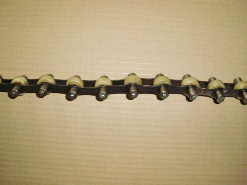 contra vyrábí speciální řetězy s dlouhou roztečí s pojezdovou kladkou